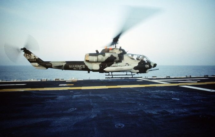 LPH-7 과달카날 상륙모함에서 작전 중인 슈퍼코브라 <출처: 미 국방부>