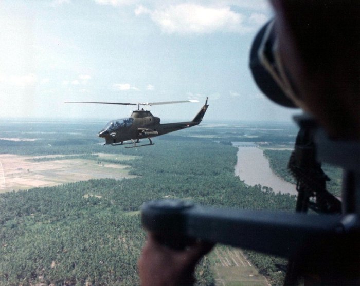 1968년 베트남에서 촬영된 미 제 1항공여단 1기병연대 7비행대대 소속 AH-1G 코브라. (출처: US Army Heritage and Education Center)