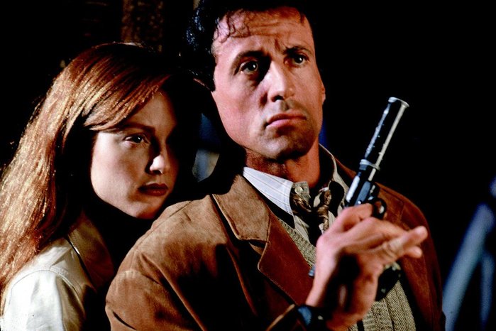 영화 '어쌔신(1995)'에서 묘사된 루거 스탠다드 소음권총 <출처: Warner Bros.>
