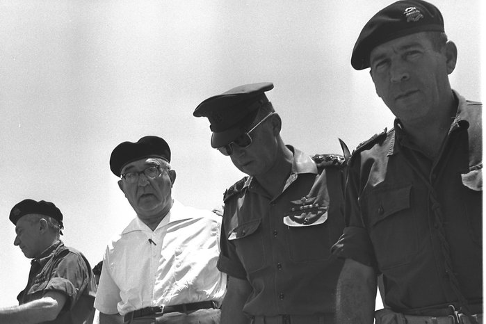3차 중동전의 주역들. 왼쪽 두 번째부터 레비 에쉬콜(Levy Eshkol) 총리, 이차크 라빈(Yitzhak Rabin) 이스라엘 방위군 총참모장(훗날의 총리), 그리고 이스라엘의 전쟁 영웅이자 메르카바 사업을 주도했던 이스라엘 탈(Israel Tal) 소장이다. 네게브 사막에서 촬영. (출처: Government Press Office, Israel)