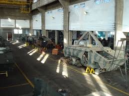 차량 전면 우측의 엔진실이 비어 있는 브라질 육군 정비창에서 수리 중인 EE-11 <출처 : cibld.eb.mil.br>
