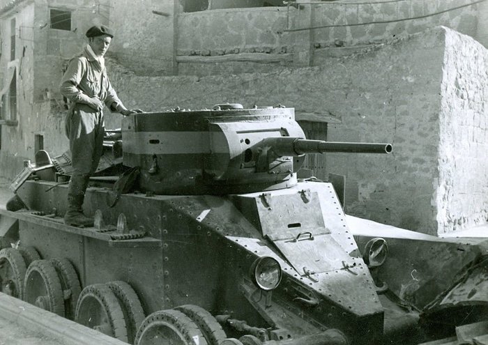스페인 내전 당시 공화국군에 공급된 BT-5. 실전에서의 결과 실망스러워 소련은 후속 전차의 개발을 서둘렀다. < 출처: Public Domain >