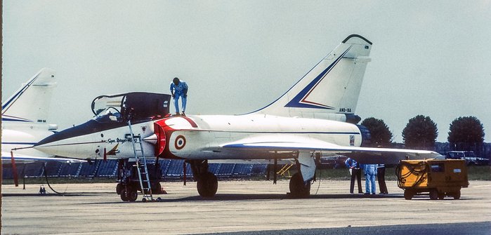 1981년 파리 르부르제 에어쇼에서 비행 준비 중인 미라주 4000. (출처: Acroterion/Wikimedia Commons)