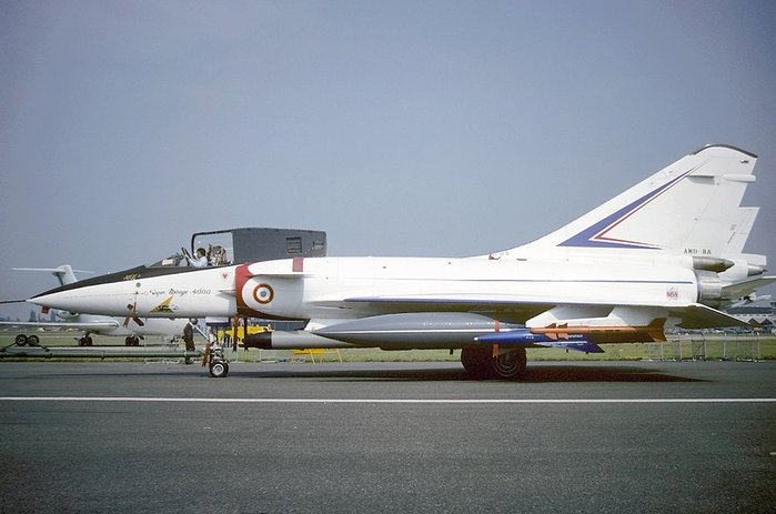 측면에서 본 미라주 4000의 모습. 1982년 판보로 에어쇼에서 비행 준비간 촬영된 것이다. (출처: Wikimedia Commons)