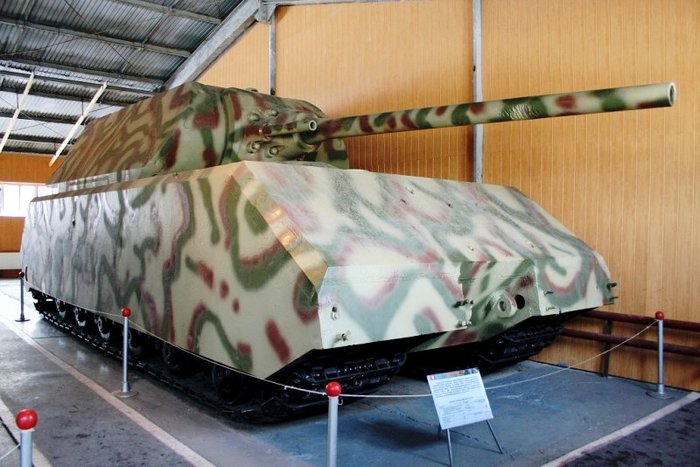 러시아 쿠빙카 전차박물관에 전시 중인 8호 전차 마우스. 자폭한 V2의 포탑을 재생해서 노획한 V1 차체와 결합한 것이다. < 출처 : Public Domain >