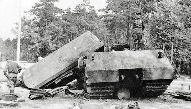 내부폭발로 포탑이 분리된 마우스 전차의 모습 < 출처 : Public Domain >