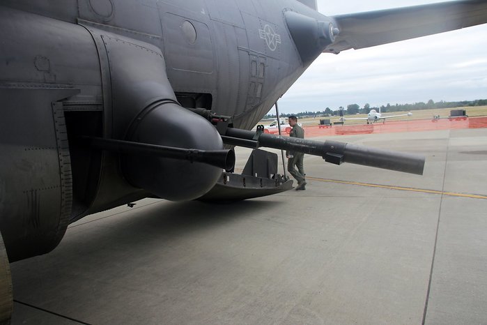 AC-130 측면에 장착된 105mm 곡사포 포신. (출처: Clemens Vasters/Wikimedia Commons)