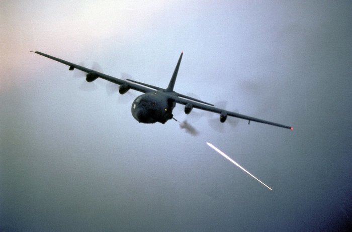 냉전이 끝나면서 저강도 분쟁이 강조되자 AC-130의 수요는 더욱 늘어만 갔다. (출처: USAF)