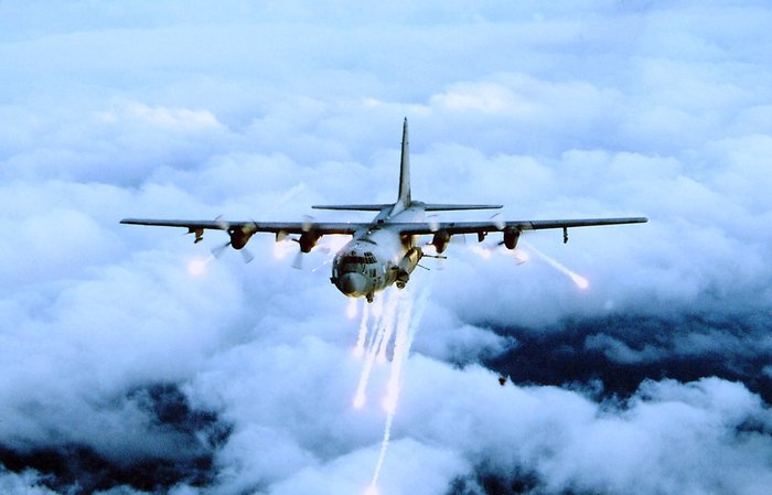 플레어를 살포 중인 AC-130H. (출처: USAF)