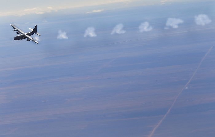 2013년 1월 10일, 뉴멕시코주 멜로스(Melose) 공군 사격장에서 기관포 사격 연습 중인 AC-130W 스팅어 II. (출처: USAF/Airman 1st Class Ericka Engblom)