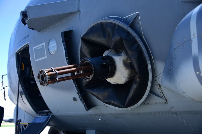 AC-130U에는 기본 무장으로 25mm 개틀링 기관포와 105mm 곡사포가 장착되어 있으며, 이들은 모두 총신이 지상을 내려다보는 형태로 설치되어 있다. (출처: USAF/Airman 1st Class Jacob T. Stephens)