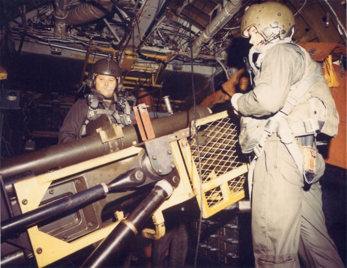 베트남 전쟁 중 AC-130 스펙터의 105mm 곡사포를 장전 중인 제이콥 머서(Jacob Mercer) 상사(좌)의 모습. 그는 1972년 6월 18일에 전사했다. (출처: USAF)