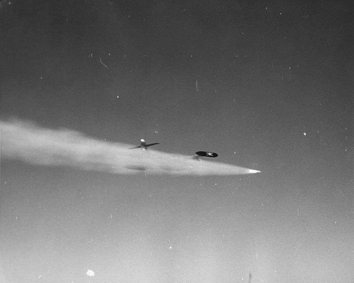 1957년 공대공 핵 로켓을 발사하는 F-89 < 출처 : Public Domain >