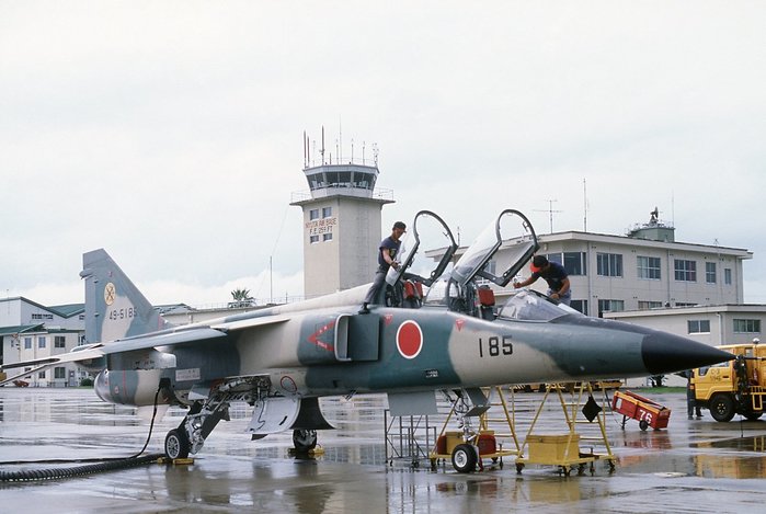 1986년 4월, 코프 노스(Cope North) 연합 연습에 참가 중인 항공자위대 제6비행대 소속 T-2(K)를 정비 중인 항자대 정비관들의 모습. (출처: James R. Ferguson / USAF)