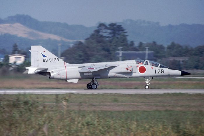 1994년 10월, 일본 마쓰시마(松山) 기지에 착륙 중인 미쓰비시 T-2. T-2의 외관은 재규어와 유사하나 동체가 더 얇고 긴 편이며, 랜딩기어도 투박한 재규어의 랜딩기어보다 작다. (출처: Rob Schieiffert / Wikimedia Commons)