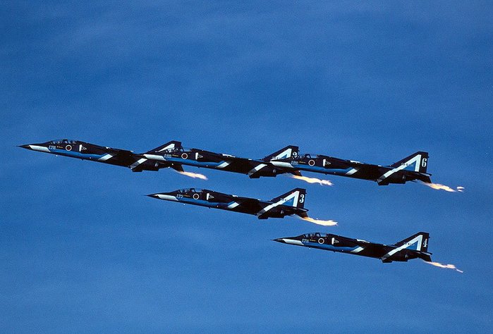 편대 비행 중인 '블루 임파루스'의 미쓰비시 T-2. (출처: spaceaero2 / Wikimedia Commons)