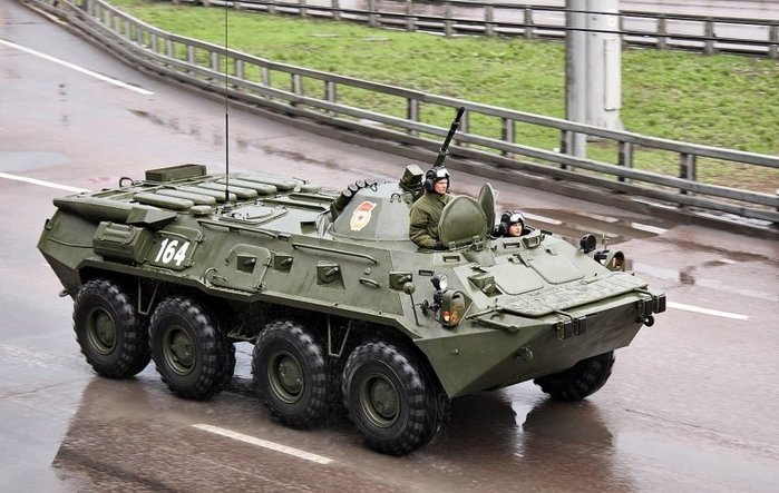 BTR-80은 후속작인 BTR-90, VPK-7829 부메랑 등의 양산이 취소되거나 유동적이어서 여전히 러시아의 주력 APC 역할을 담당하고 있다. < 출처: (cc) Vitaly V. Kuzmin at Wikimedia.org >