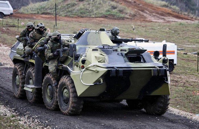 BTR-80에 매달려 훈련 중인 러시아군. 하지만 APC의 기본적인 목적이 보병을 보호하는 것이라는 점을 고려한다면 수색이나 정찰처럼 예외적으로 사용하는 작전 기법이라 할 수 있다. < 출처: (cc) Vitaly V. Kuzmin at Wikimedia.org >