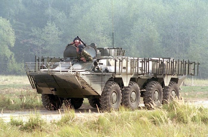 방어력을 강화하기 위하여 슬랫아머를 장착한 BTR-80 <출처: Public Domain>