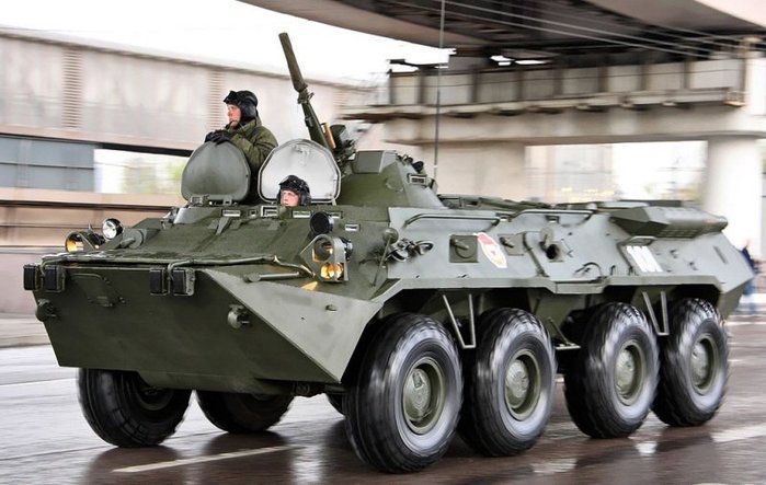 2011년 모스크바 승전 행사에 등장한 BTR-80. 외형만으로도 전작의 영향을 받았음을 알 수 있다. < 출처: (cc) Vitaly V. Kuzmin at Wikimedia.org >