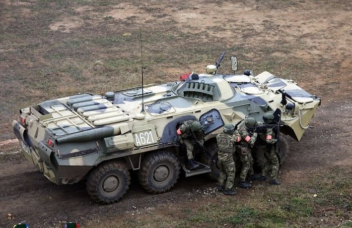 측면 해치를 이용해 하차하는 모습. 있으나마나 하다는 평가를 받은 BTR-70에 비해 상당히 개선되었다. < 출처: (cc) Vitaly V. Kuzmin at Wikimedia.org >