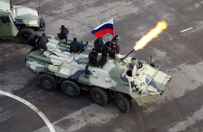 대테러작전 시범 중인 러시아 내무부 소속 특수부대의 BTR-80. 주포의 부앙각이 커져 높은 위치에 있는 목표를 공격하기 쉬워졌다. < 출처: (cc) Vitaly V. Kuzmin at Wikimedia.org >
