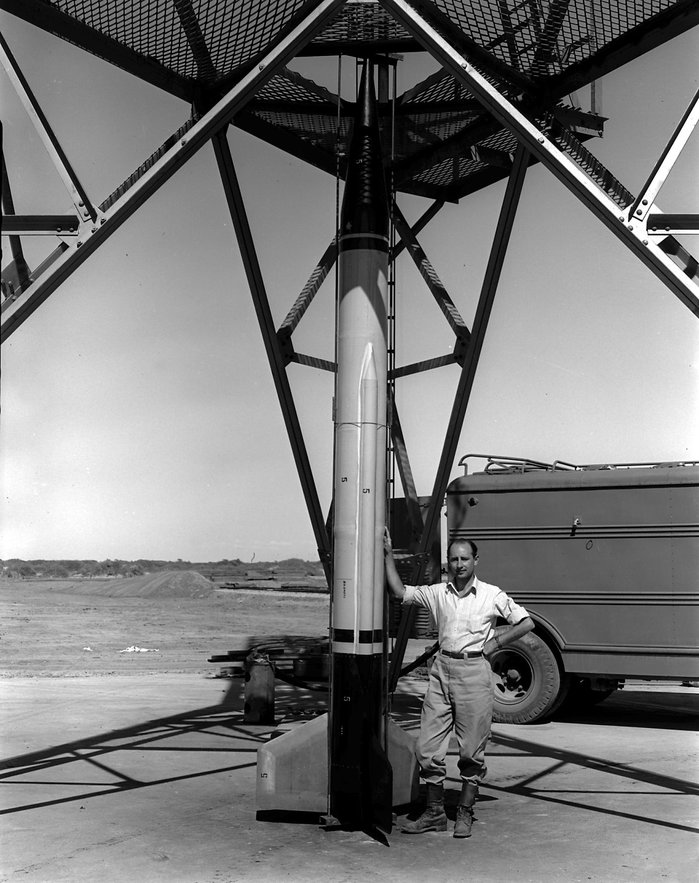 WAC 코퍼럴 앞에선 프랭크 말리나 박사의 모습 <출처: NASA/JPL-Caltech>