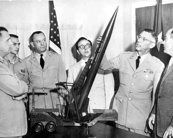 미 육군의 미사일 개발책임자인 토프토이(Holger Nelson Toftoy, 1902-1967) 소장이 서전트 모형을 놓고 토의중이다. <출처: 미 육군 레드스톤 조병창>