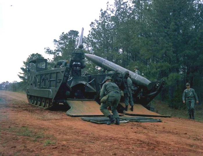 M688 운반차량에서 M752 발사차량으로 운반되어 장전을 준비중인 랜스미사일 <출처: 미 육군>
