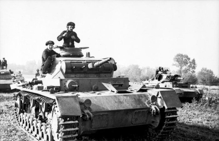1939년 폴란드 전역 당시의 3호 전차. 초기형에 장착된 3.7cm KwK 36 주포로 기갑전을 펼치는데 부족한 점이 많았다. < 출처: Public Domain >