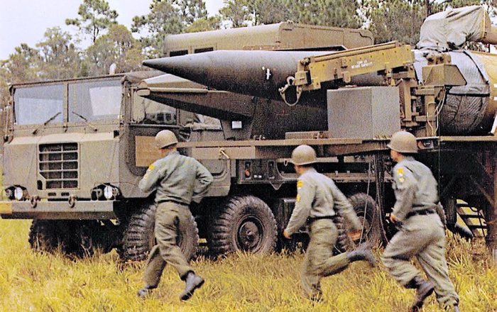 M757 견인트럭과 M750 트레일러에 실린 퍼싱 미사일 <출처: 미 육군>