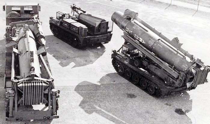 퍼싱 1의 발사를 위한 M474차량 2대(좌)와 퍼싱 1A를 발사하는 M757 트럭 / M750 트레일러의 콤비(우) <출처: 미 육군>