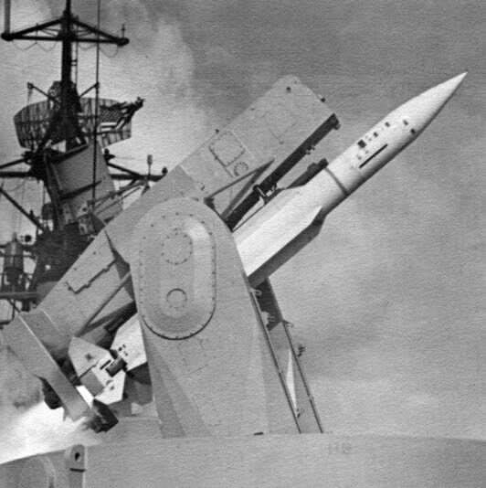 RIM-24 타타 함대공 미사일이 개발되면서 미 해군의 구축함은 강력한 방공 능력을 보유하게 되었다. <출처 : 미 해군>