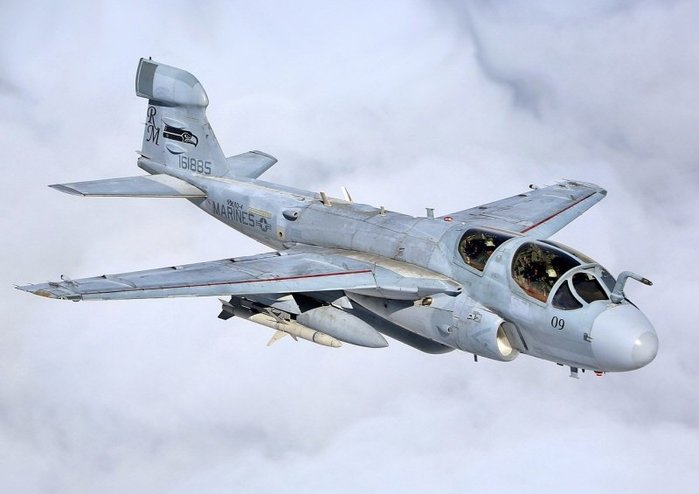EA-6B 프라울러는 미군이 공격을 시작할 때 제일 먼저 날아가 상대의 방공망을 마비시키는 역할을 담당한 전자전기다. < Public Domain >