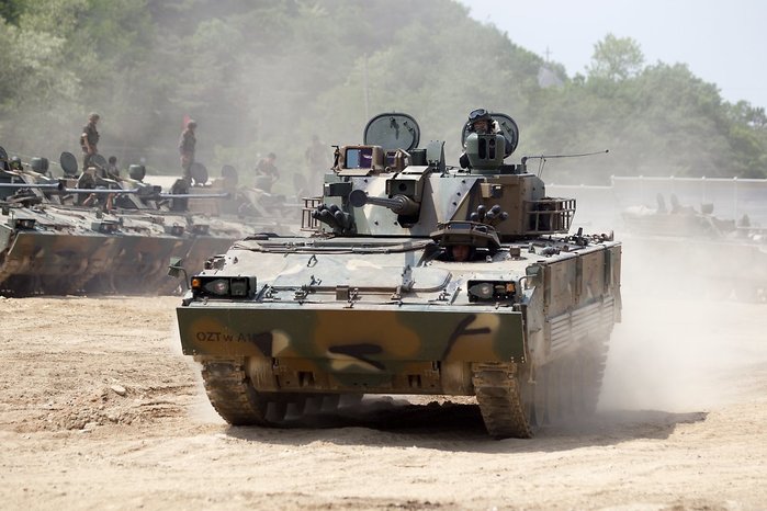 2014년 5월, 육군 수도기계화사단의 K-21 장갑차가 훈련 간 주행 중인 모습. (출처: 대한민국 국군)