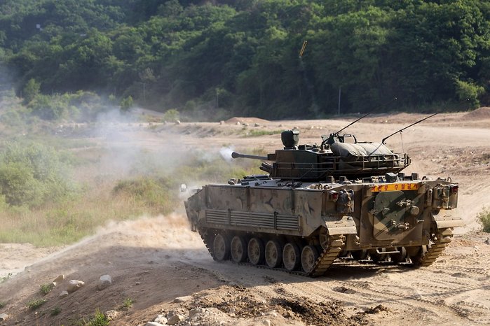 2014년 5월, 육군 수도기계화사단의 K-21 장갑차가 사격 훈련을 실시 중인 모습. (출처: 대한민국 국군)