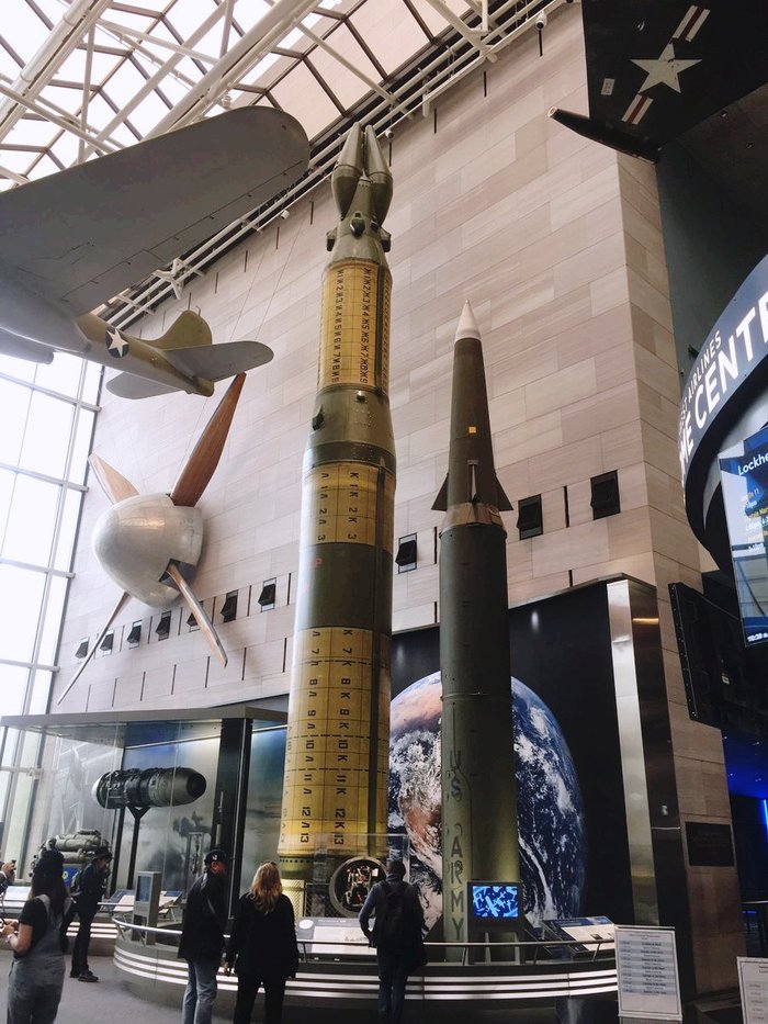 스미소니언 박물관에 전시된 SS-20과 퍼싱 2 미사일 <출처: NuclearAnthro / Twitter>