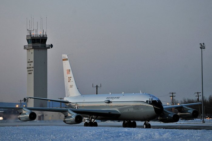 에이엘슨 공군 기지에서 이륙 준비 중인 WC-135의 모습. WC-135는 민간 항공기인 보잉 707을 베이스로 한 군용기인 C-135B를 기반으로 한 특수 목적 항공기이다. (출처: US Air Force/Staff Sgt. Christopher Boitz)