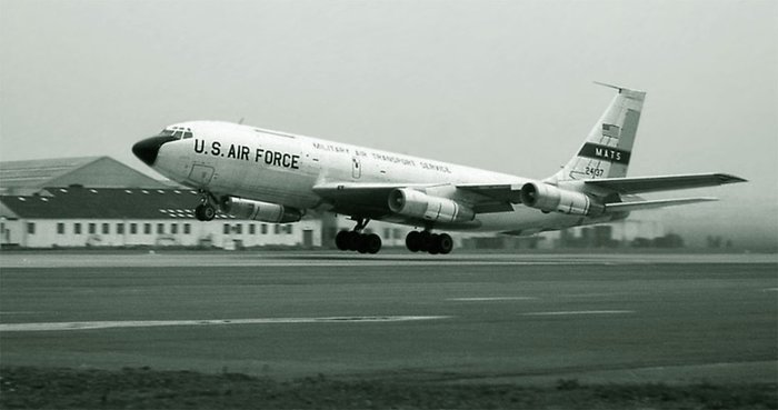 미 공군 수송기인 C-135B의 이륙 모습. WC-135B의 베이스가 된 기체로, 보잉사의 B707을 군용으로 전용한 항공기이다. (출처: US Air Force)