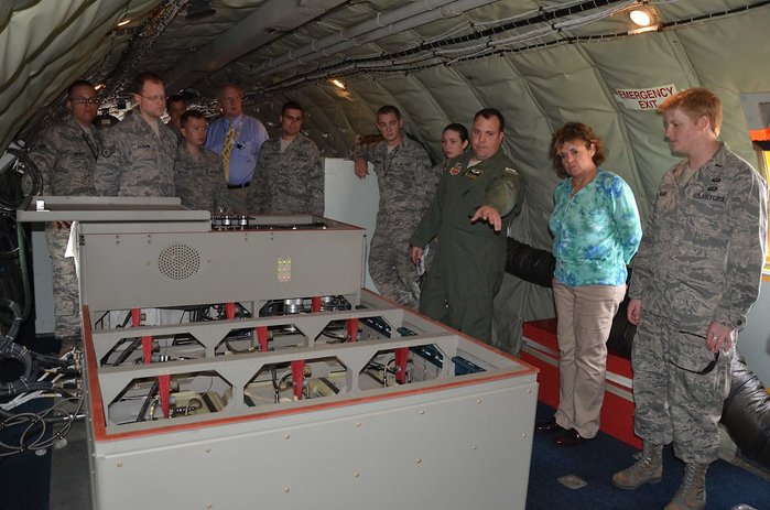 2012년 공개 개방 행사에서 WC-135 승무원이 관람객들에게 가스 수집 장치의 작동 원리를 설명하고 있다. (출처: US Air Force / Susam A. Romano)