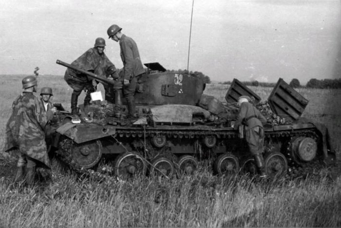 독일군에게 노획된 소련군의 발렌타인 전차 < 출처 : Public Domain >