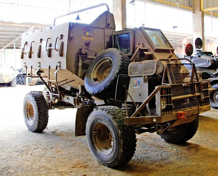 지뢰 피해를 경험한 남아공이 개발한 지뢰방어차량 버펠 <출처 : reddit.com>