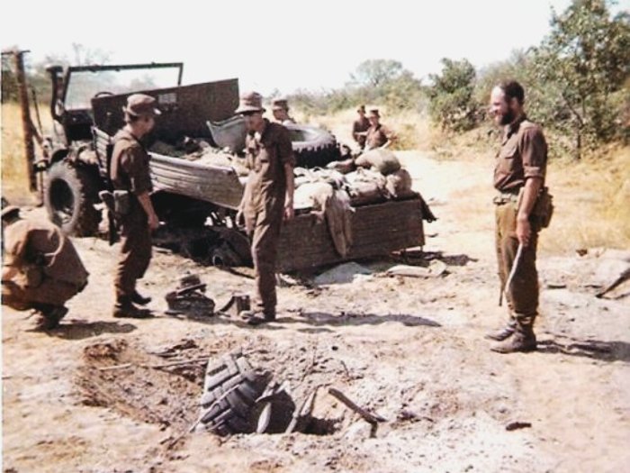 남아프리카 국경 전쟁 당시 지뢰 피해를 입은 남아공군 차량 <출처 : 2oceansvibe.com>