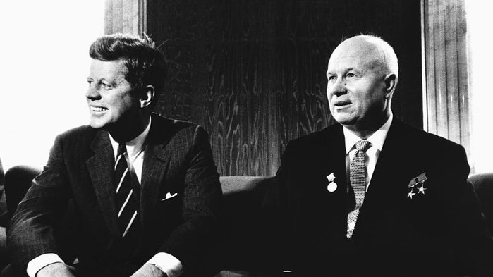 케네디(좌)와 흐루쇼프(우) 사이의 협상으로 인류 최초의 핵전쟁위기는 마무리되었으나, 미국은 핵전쟁을 좀더 실전적으로 대비하는 계기가 되었다. (출처: Public Domain)