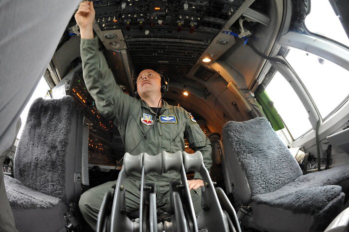E-4B의 조종석 모습. 비행엔지니어가 이륙 전 계기 점검을 실시 중에 있다. (출처: US Air Force/Lance Cheung)