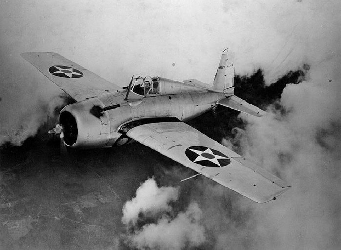 1939년 시험 비행 중인 XF4F-3 프로토타입. F2A와의 치열했던 경쟁에서 이기며 미 해군의 주력기로 채택되었다. < 출처 : Public Domain >
