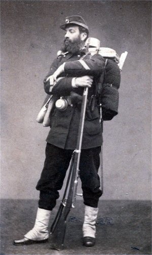 샤스포 소총으로 무장한 프랑스 병사. <출처: Public Domain>