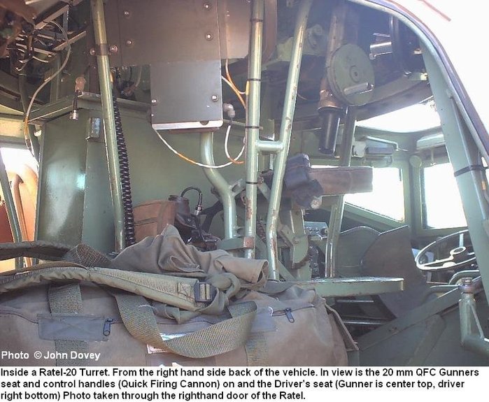 차량 오른쪽 도어를 통해 바라본 20mm 포탑 하부 <출처 : sa-transport.co.za>