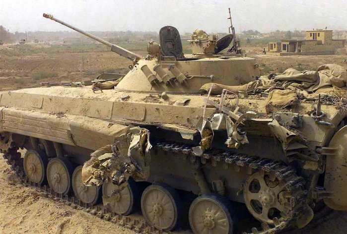2003년 이라크 자유 작전 당시 격파된 BMP-2. 투입될 임무를 고려할 때 방어력 부족 문제는 근본적인 해결이 어려웠다. < 출처 : Public Domain >