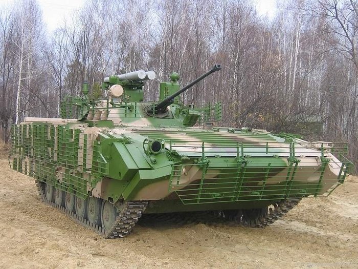 BMP-2M 등 현대화를 거치면서 급조장갑을 덧대는 등 자구책을 마련해나갔다. < 출처 : Public Domain >